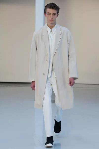 Look 16
